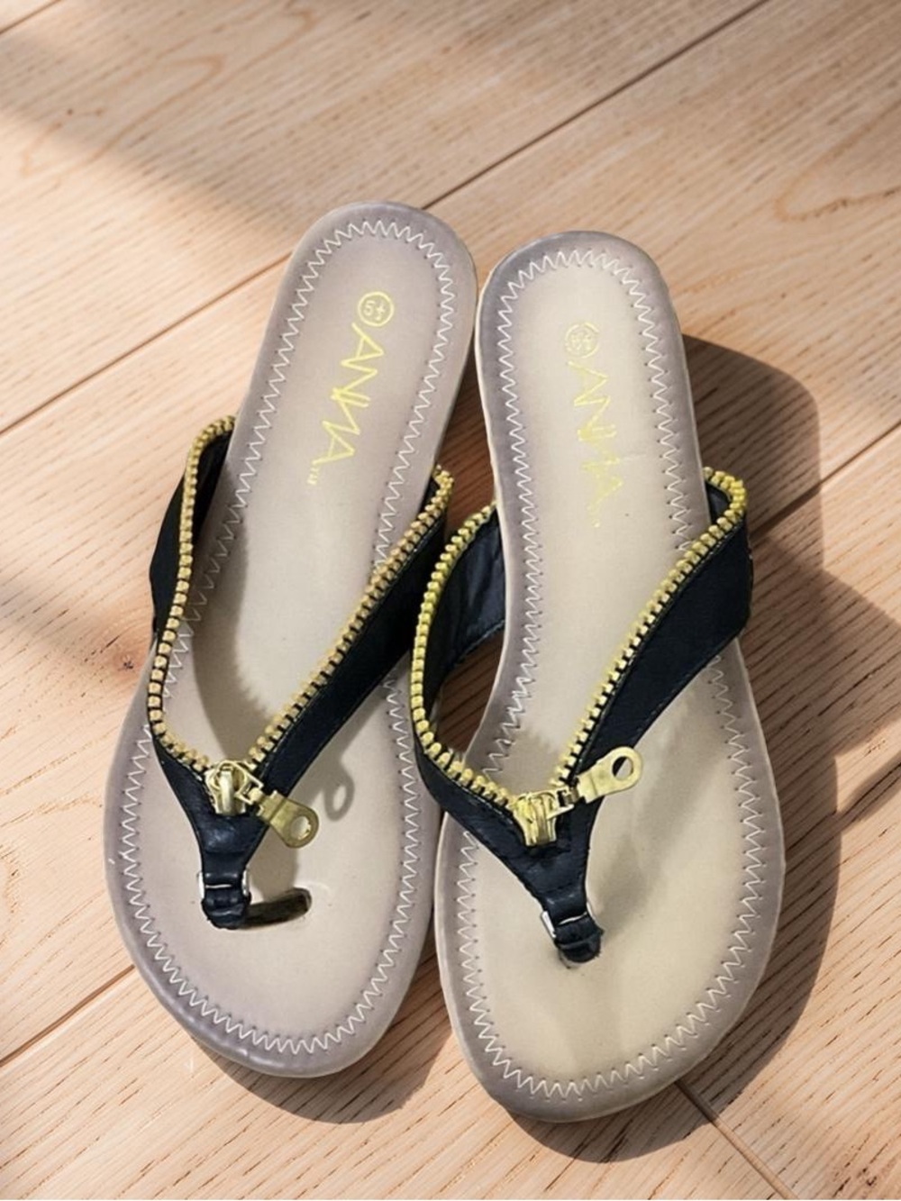 NWOT ANNA ZIPPER DETAIL SANDAL FLIP FLOP GOLG & BLACL BEAUTIES SZ 5 1/2